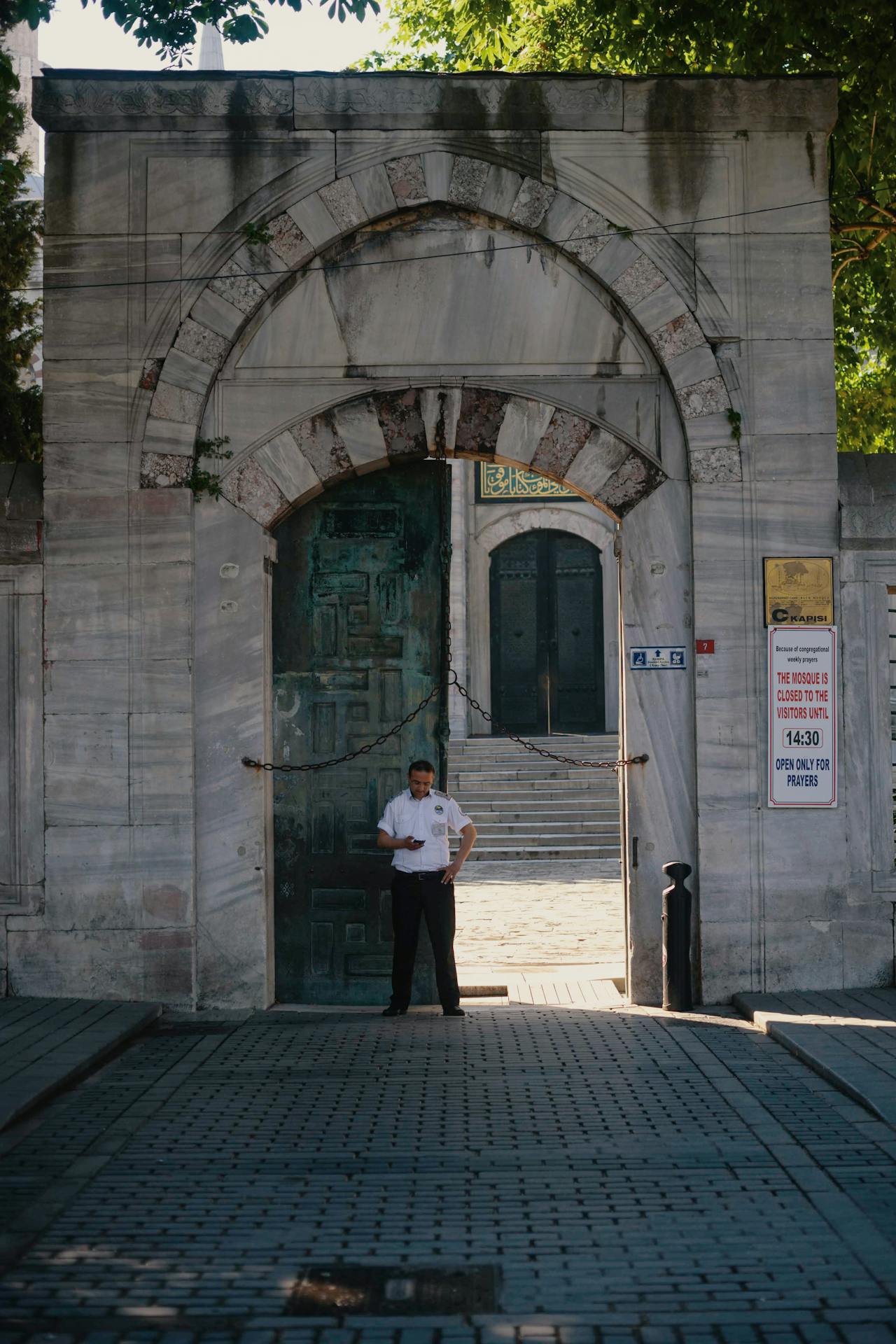 Guardia de seguridad de cuerpo completo en el acceso de una instalación