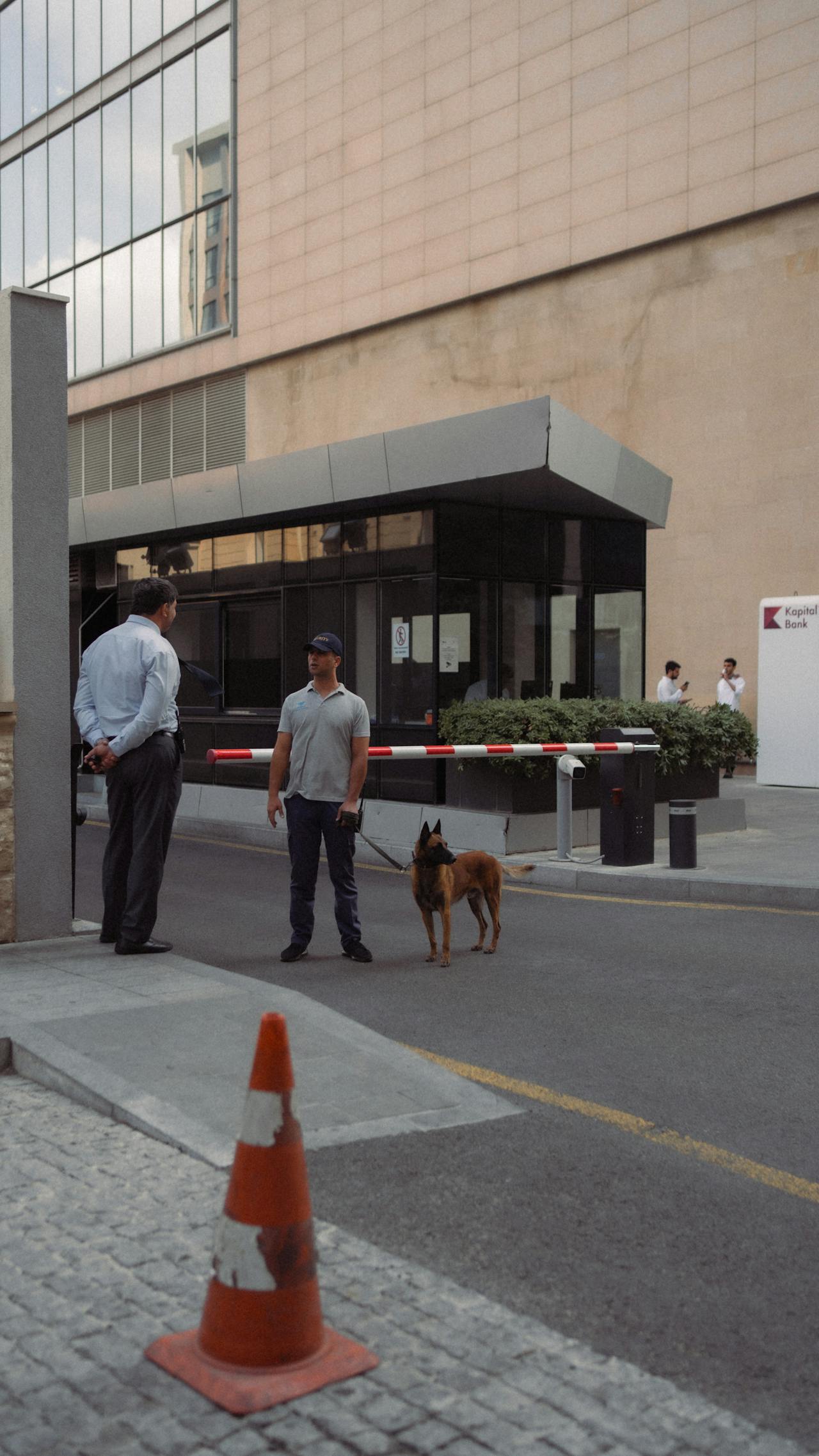 Guardia de seguridad junto a barrera vehicular en la entrada