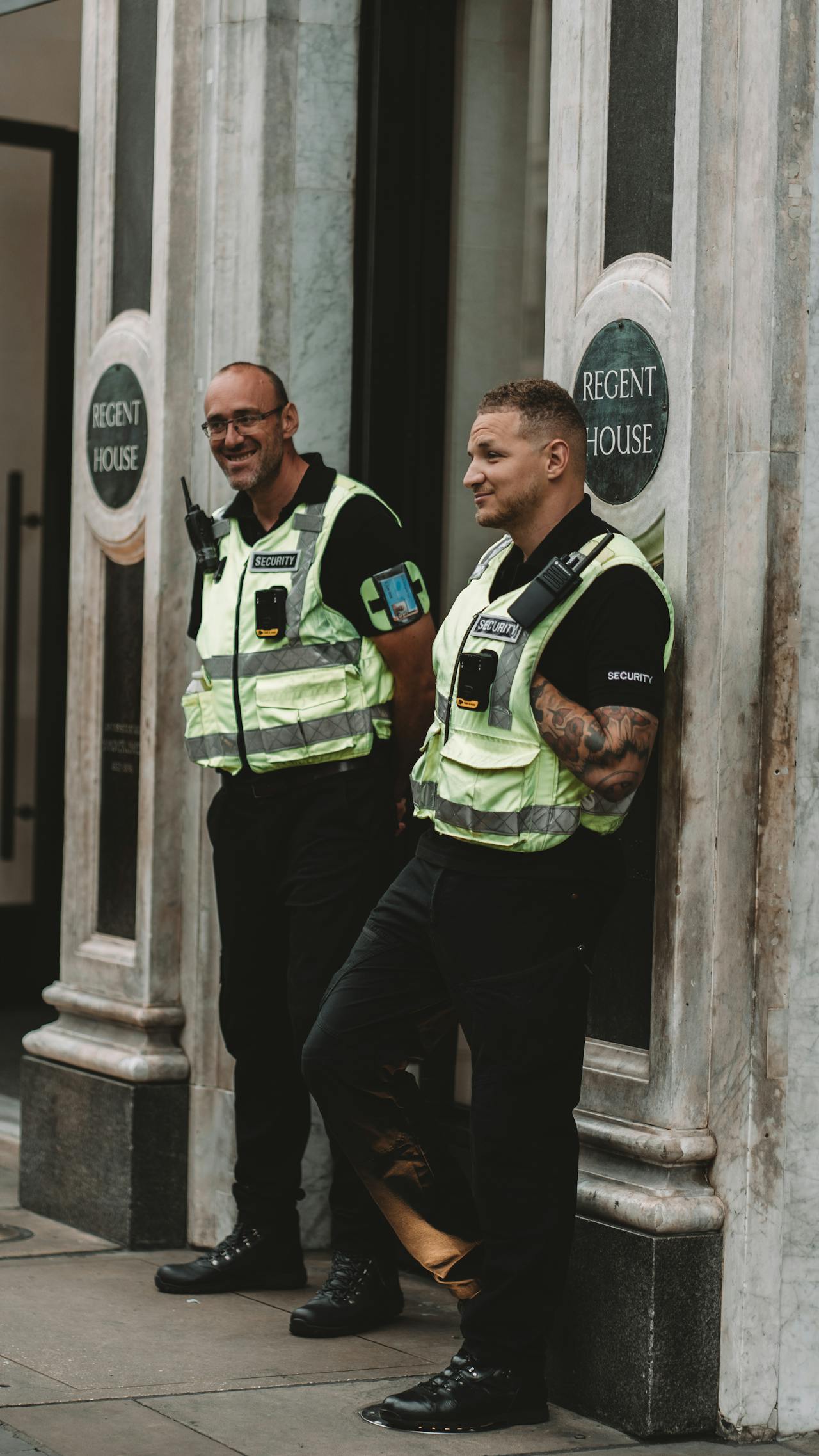 Dos guardias de seguridad en ronda junto a un edificio